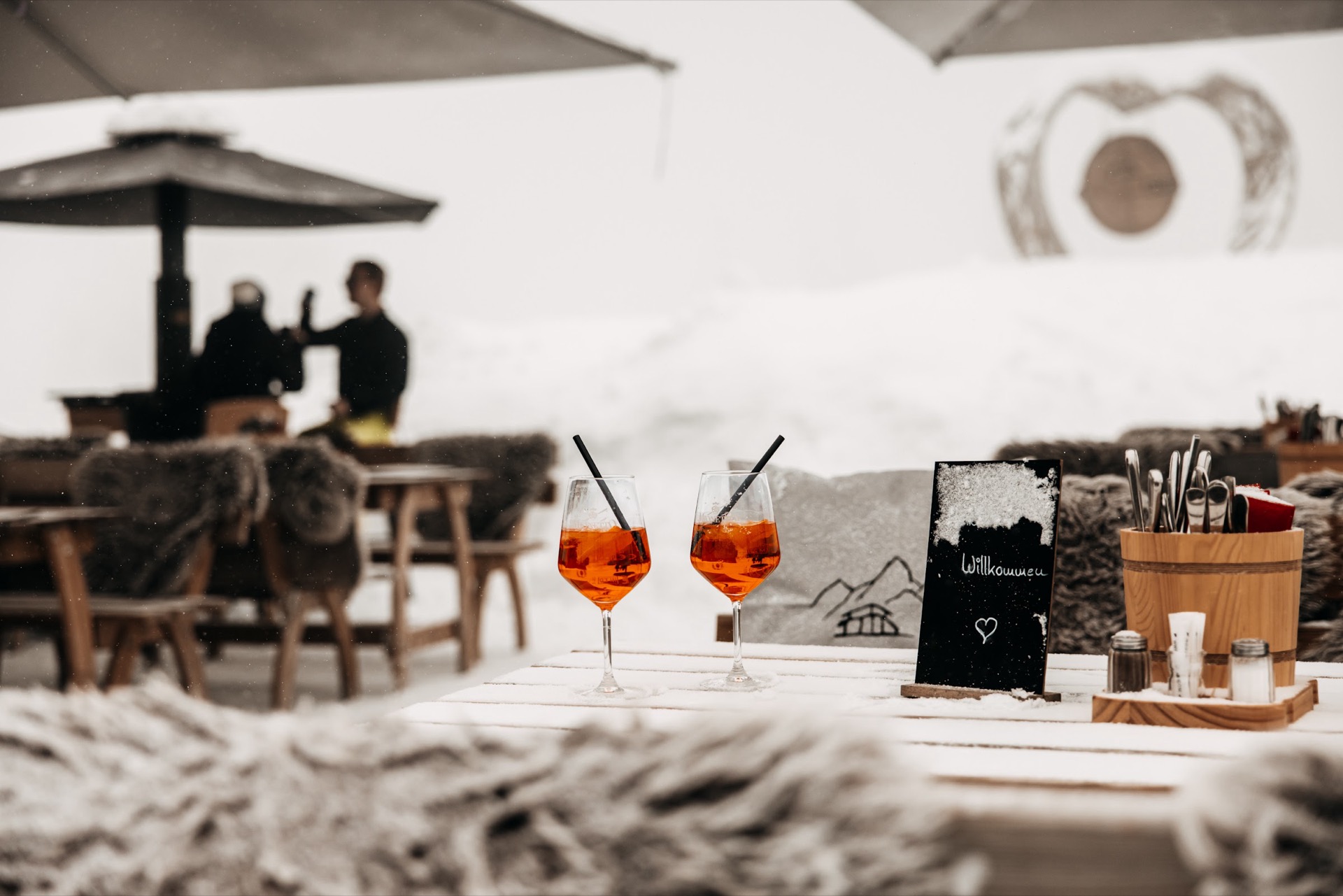 Aperol Spritz auf verschneitem Tisch