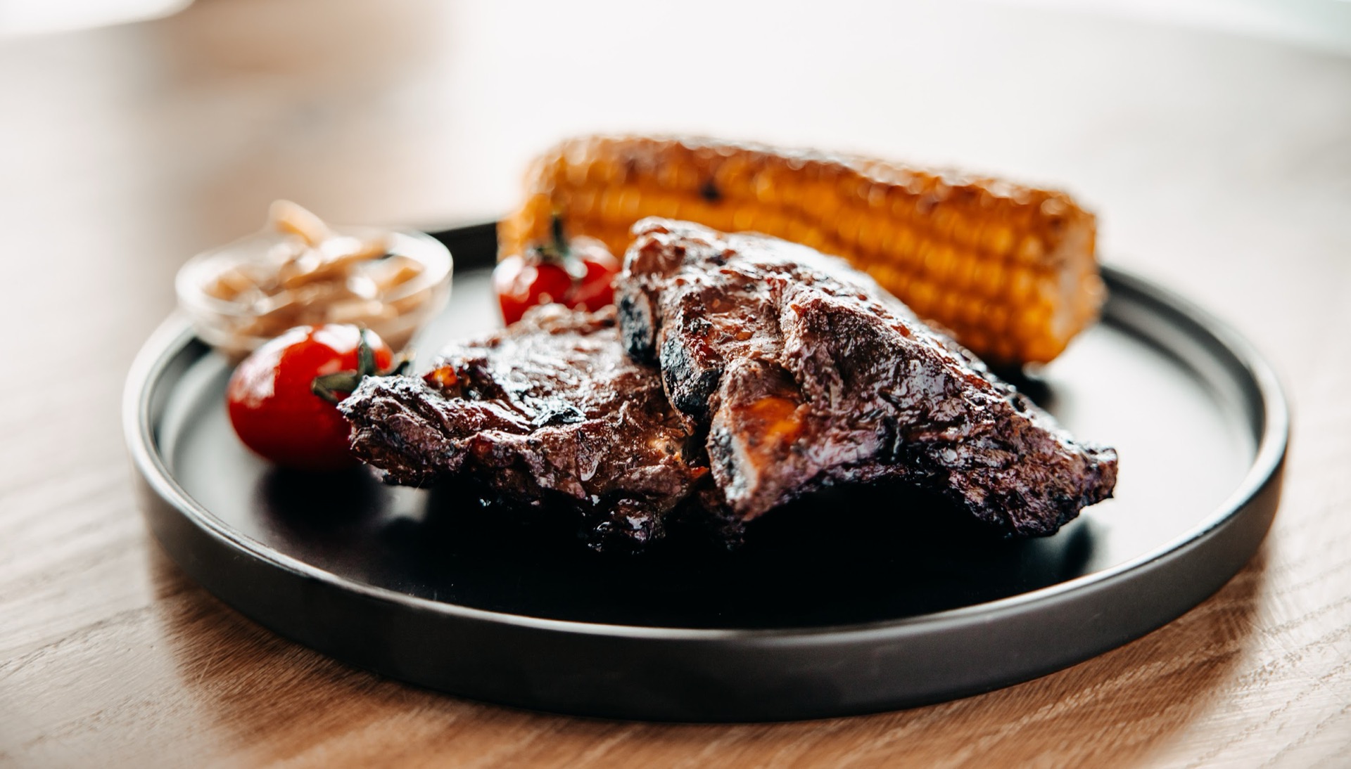 Saftige Spare Ribs mit Maiskolben