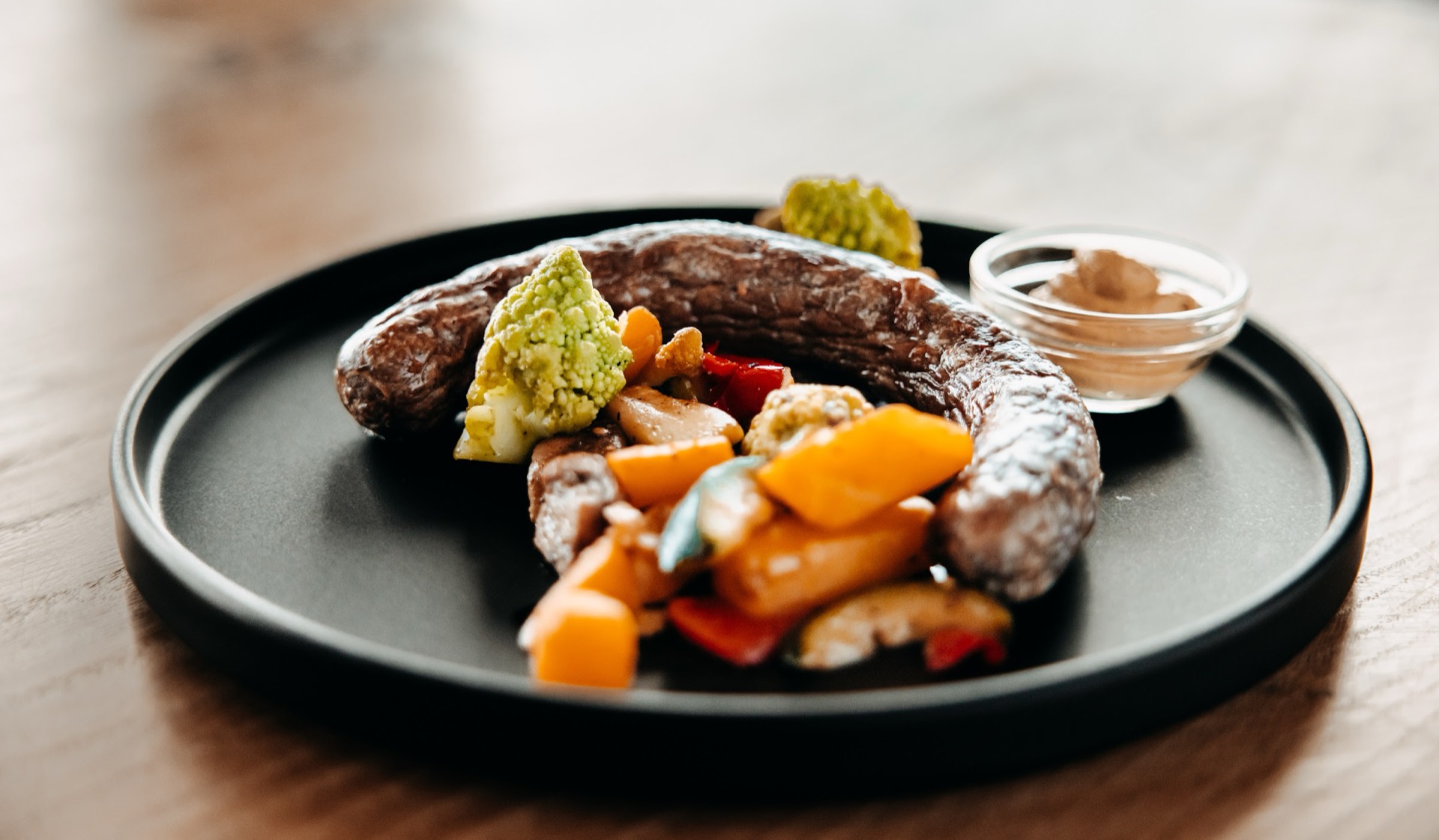 Wildbratwurst mit Ofengemüse