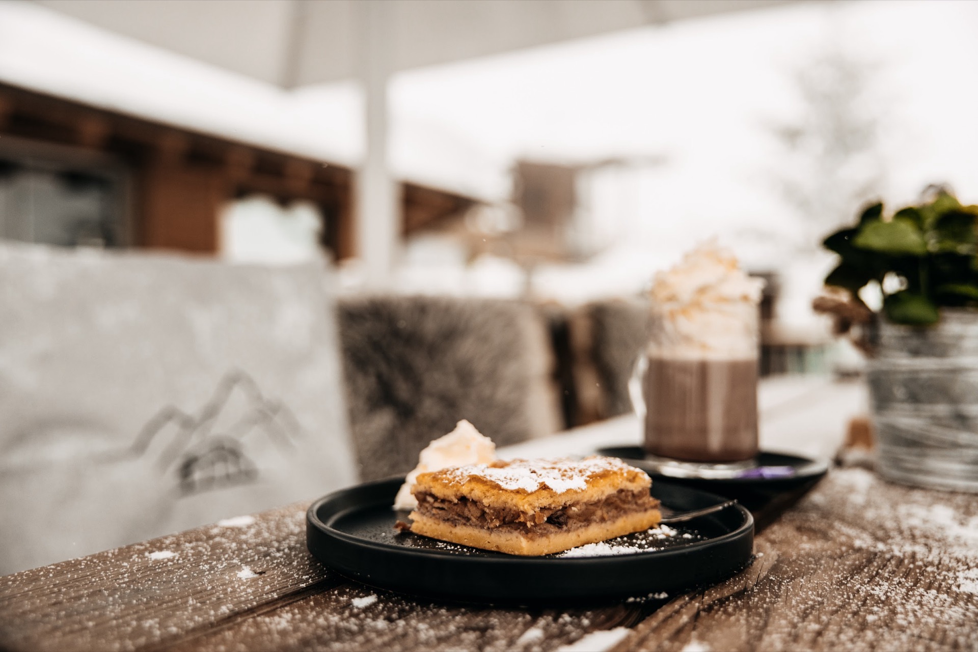 Apfelstrudel mit heißer Schokolade