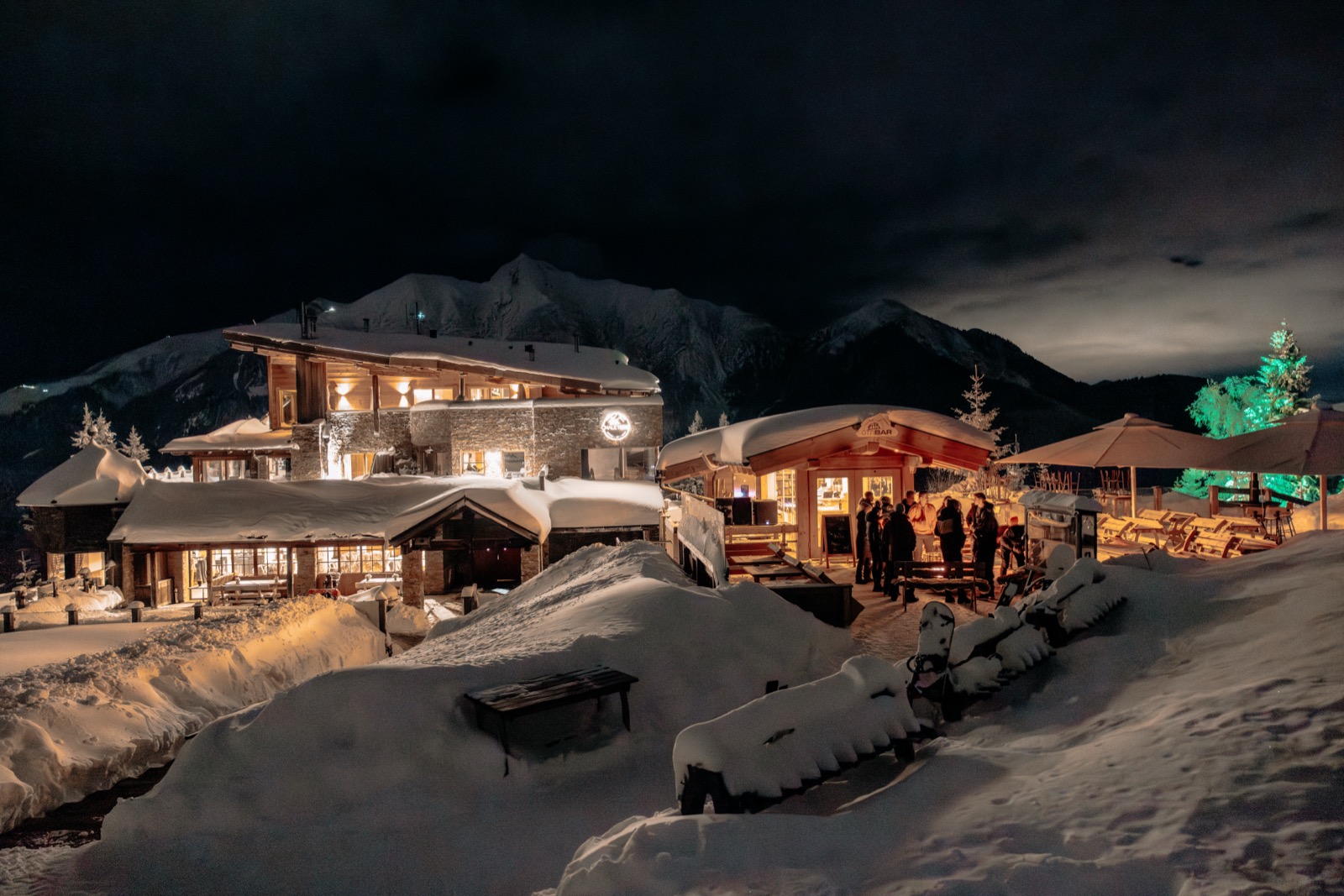 Chalet und Ötzibar bei Nacht