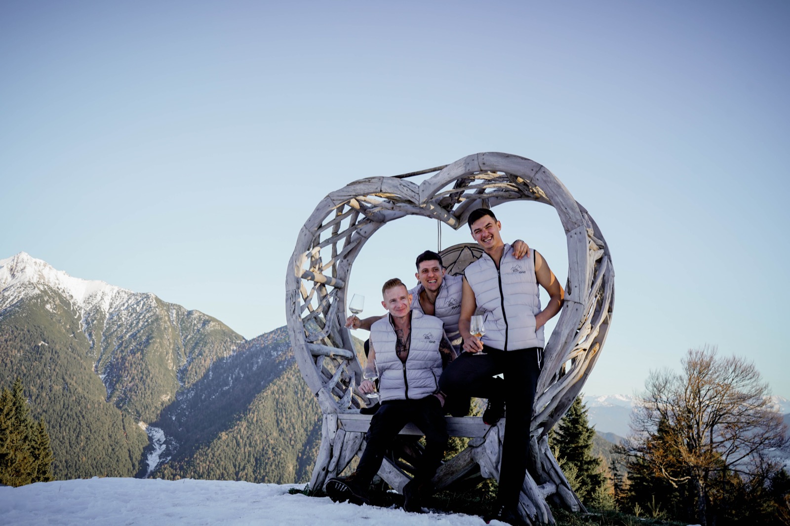 Das Team der Ötzibar in der Herz-Skulptur