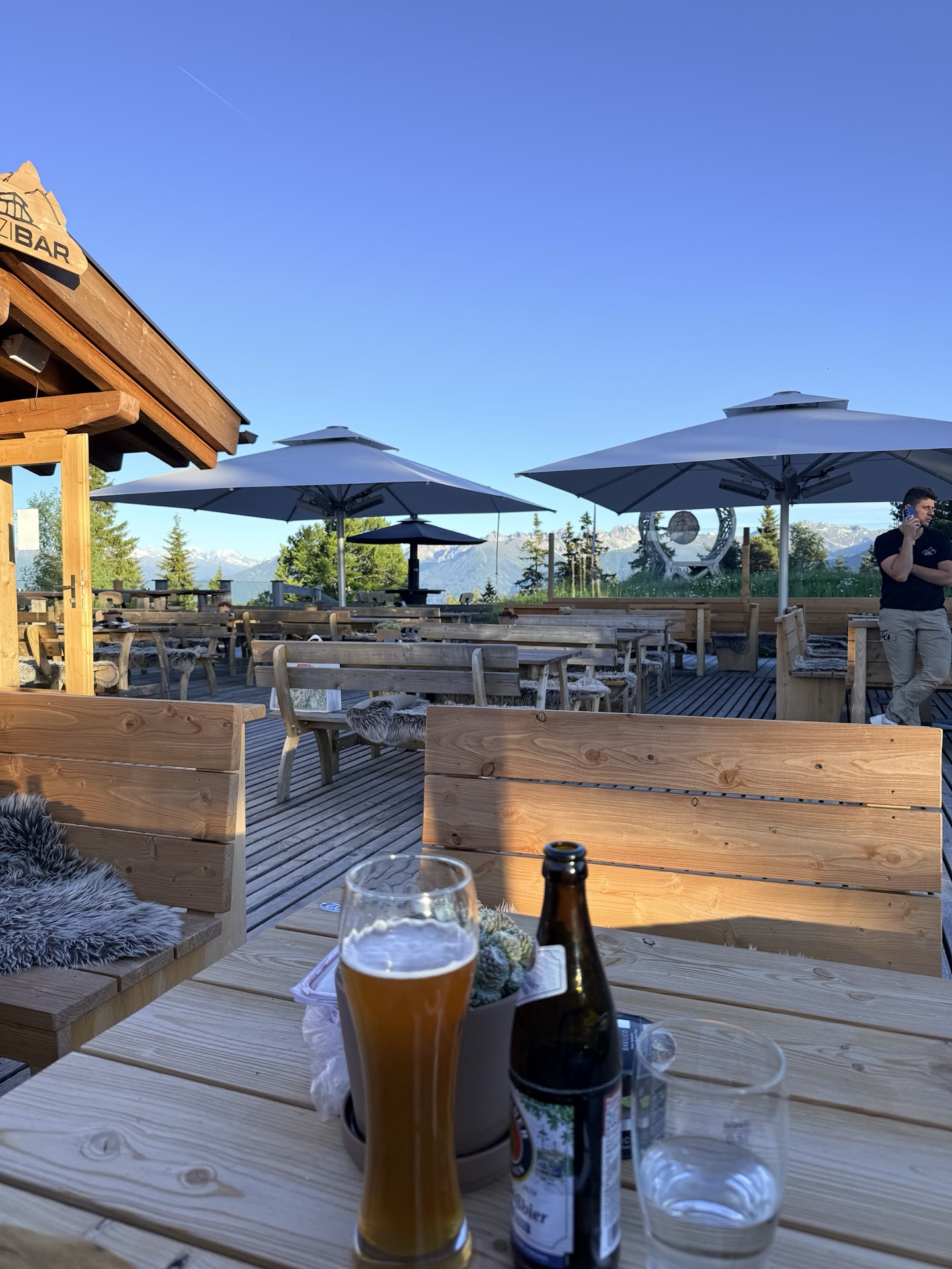 Sommerterrasse der Ötzibar mit Bergblick
